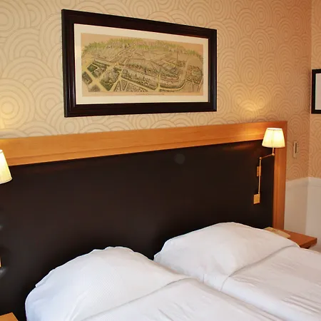 Le Cercle Tour Eiffel Hotel