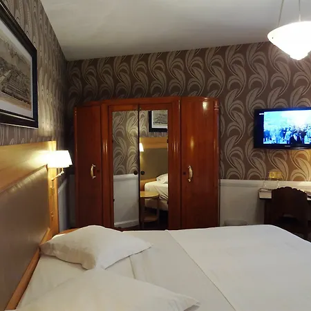 Le Cercle Tour Eiffel Hotel